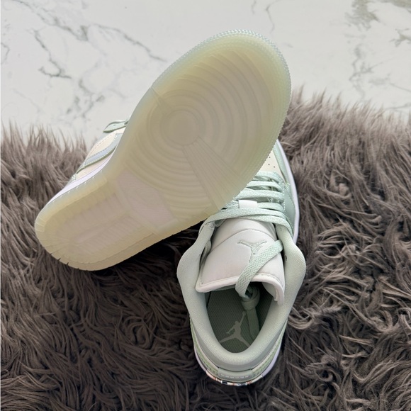 Air Jordan 1 Low SE - Picture 8 of 9